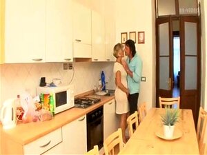 MILF får en rejäl rogering i köket