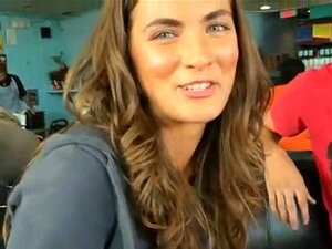 Amateur-Gal-Bucks werden gefickt. Heiße Süße lutscht Schwanz und