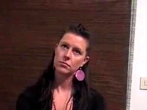 Ein paar geile Orgasmen, tagsüber ist die brünette Schlampe eine