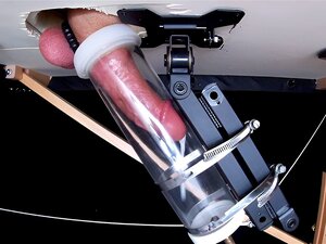 Melktischmaschine pumpt meinen Schwanz trocken