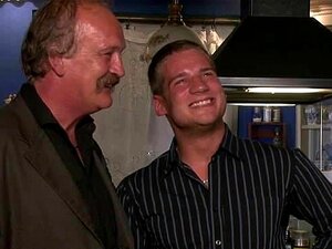 Schlampige Ehefrau wird auf dem Tisch gefickt