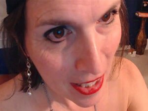 MILF oude tranny zuigt op een harde lul, geile milf tranny geeft een
