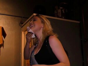 Kagney Linn Karter lutscht BBC am Gloryhole. Kagney Linn Karter kehrt