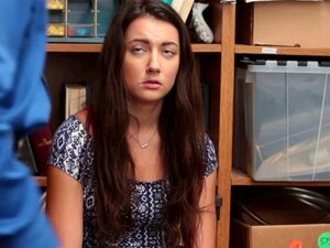 Tropfende Muschi wird mit fettem Schwanz gedehnt. Ihre Titten fingen