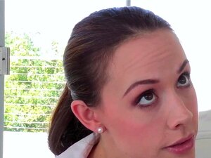 CFNM babe Shae Summers neukt in een trio