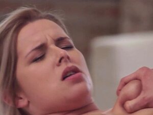 Sexy ragazza con grandi tette si gode un anale hardcore. Sexy ragazza