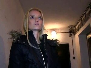 Het blond fitta och hals knullad i offentlig källare. Het blondin