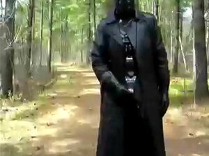 Täysi nahkakotelo runkkaa julkisesti metsässä