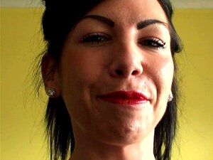 Pissende britische Sub reitet auf dem Bad und pinkelt