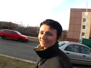 Sie spricht kein Englisch, aber fickt für Geld