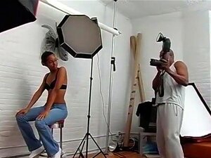 Ebony Hotty Posen für Nacktmodeling. Strokahontas hat sich ihren