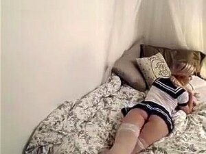 Ragazza universitaria calda gioca con la webcam,