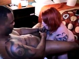 Dikke roodharige moeder heeft een zwarte hengst die haar gaten neukt