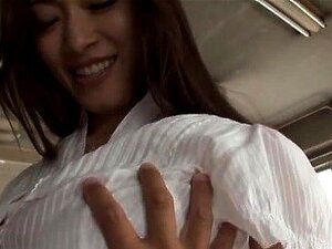 Orientalische Lehrerin geht auf die Knie und bläst dünn