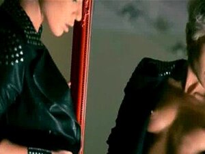 Mysteriöse Babe masturbiert mit einem Spielzeug