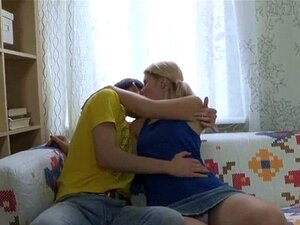 Vieze teef wordt hard geneukt. Het ruwe hameren maakt onze vieze teef