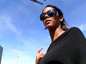 Dunkelhäutige brünette Babe wird für harten öffentlichen Fick