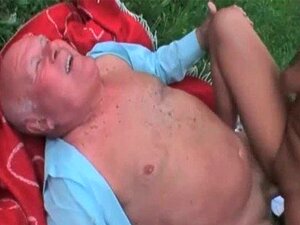 Mooie babe geneukt door oude vent