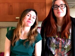 Ersties: Lesbische Babe geht auf ihre Freundin los