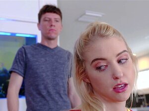 La sorellastra birichina Cutie si gode una buona scopata anale. La