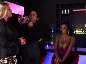 Tauche ein in die sündige Ausschweifung einer spätabendlichen Party,