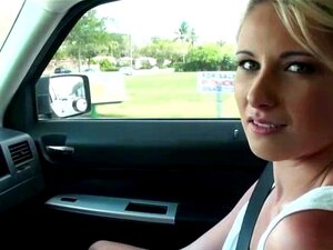 Hottie Blondine Danis eerste auto neuken avontuur met een vreemdeling