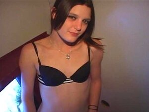 Geschwollene Nippe, zierliche Süße lutscht Schwänze im Glory Hole