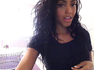 Kijk naar deze prachtige ebony babe die een show voor jou opvoert!