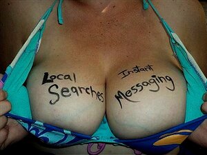 Домаћа жена игра се са великим сисама