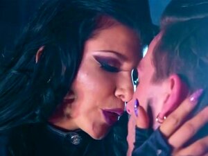 Power Bangers Blue tritt und fickt Arsch Romi Rain