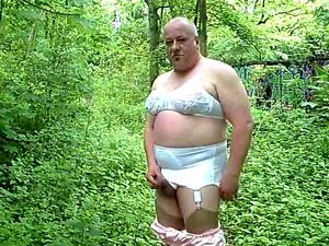 Fette Sissy im Freien #2