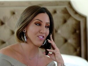 Perverse MILF Betty Foxxx reibt ihre enge Muschi