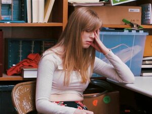 Süße Diebin fickt widerwillig den Sicherheitsmann des Ladens.