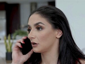 Kyle penetriert Sheenas MILF Muschi im Doggystyle und fickt ihn.