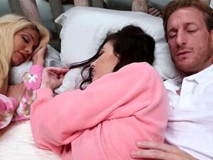 Elizabeth und Jenna ziehen Polappen herunter und ficken von