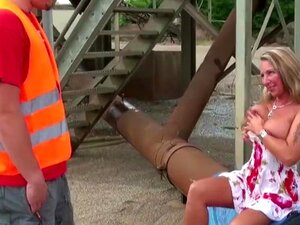 Deutsche Milf fickt mit fremden Typen auf der Baustelle