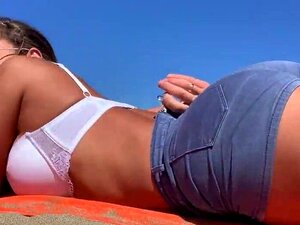 Die geile Briana Banderas masturbiert an einem öffentlichen Strand