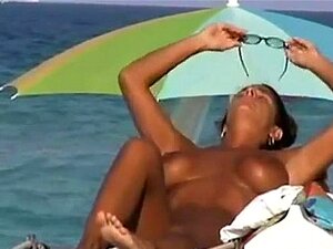 Busige MILF-Bräunung am Nacktstrand