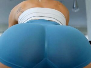 Busige Blondine und ihr Yoga-Lehrer machen ein paar Sachen und dann