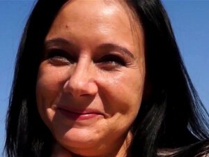 Angezogene Euro-Amateurin wird draußen vor dem HJ gefickt. Angezogene