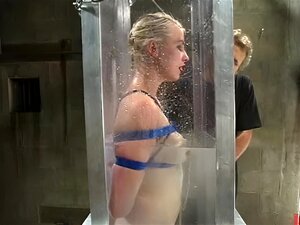 Lorelei Lee und Torque im Waterbondage-Video, Lorelei unterwirft sich