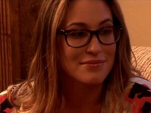 Велике сисе милф теши своју нову