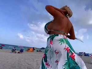 Brüstige Frau geht oft oben ohne zum Strand, weil es sich so schön