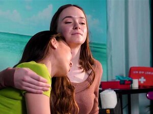 19-jährige Asiatin mit kleinen Titten und ihre Freundin lesen, dass