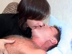 Tre bögar fretar kukar i sängen