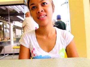 Süße Süße bläst und wird hart im Doggystyle gefickt