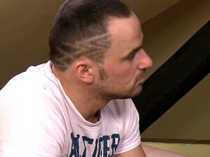 Kaksi homoa brutaalin näköisiä jätkiä paneskelemassa