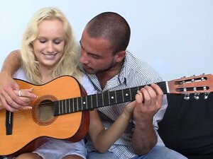 Er leckt ihre gepiercte rasierte Muschi und fickt dann