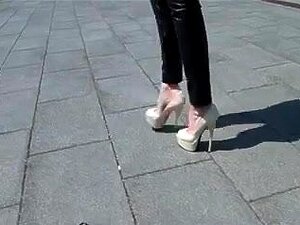 Eine Diva, die in Lederhöschen läuft,