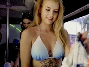 La dolce Arya Fae, bloccata, si fa scopare in un autobus delle feste.